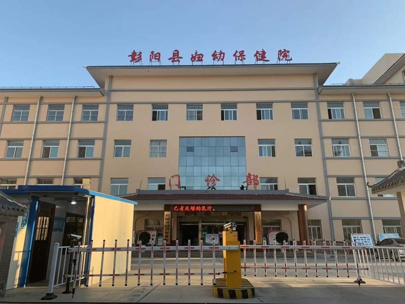 拓德科技工程師王工和劉工兒童體檢系統(tǒng)工作站裝機進(jìn)行中