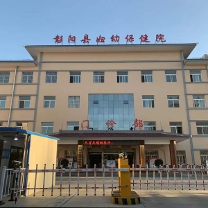 拓德科技工程師王工和劉工兒童體檢系統(tǒng)工作站裝機進(jìn)行中