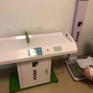 拓德科技工程師王工和劉工兒童體檢系統(tǒng)工作站裝機進(jìn)行中